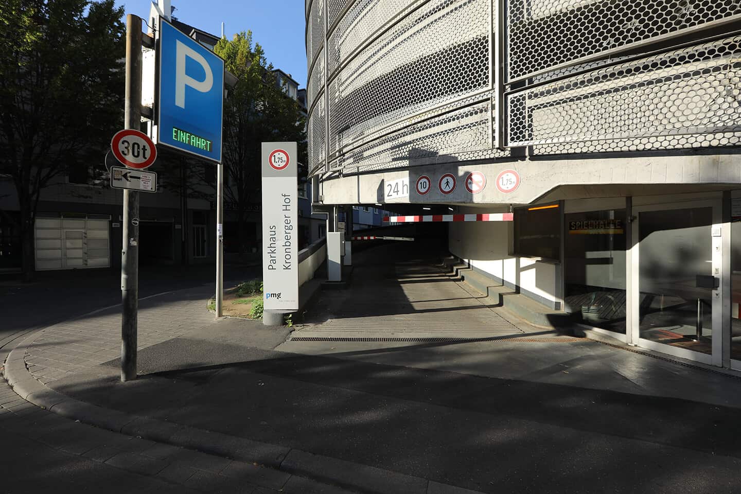Einfahrt Parkhaus Kronberger Hof