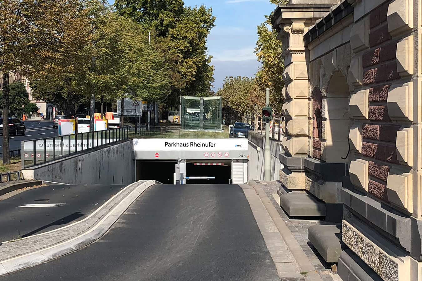 Einfahrt Parkhaus Rheinufer